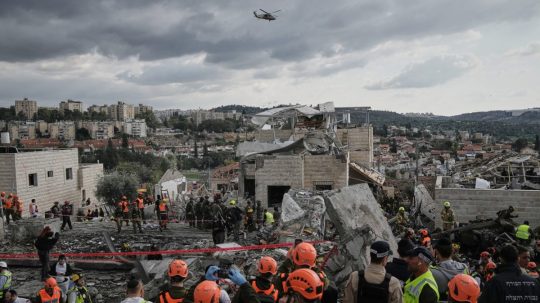 Záchranári a vojaci zasahujú na mieste, kde zahynulo niekoľko ľudí po odvetnom útoku Iránu v meste Bejt Šemeš.