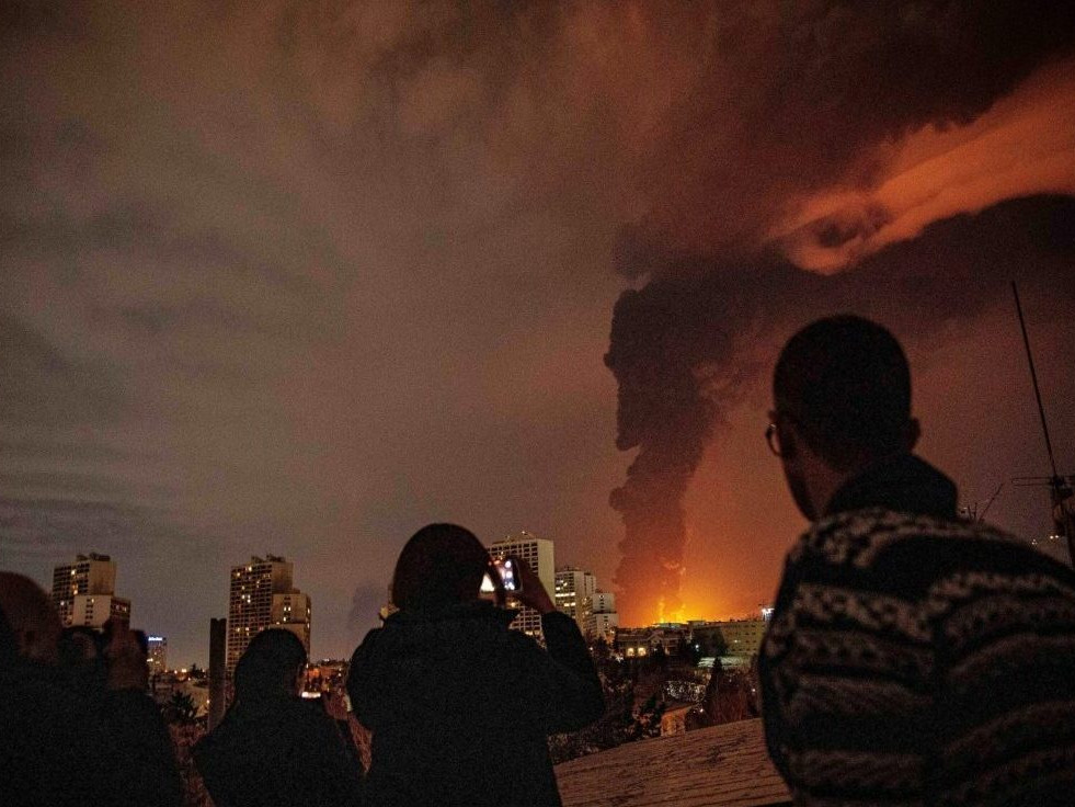 Nálety na ropné sklady a rafinérie majú nebezpečné dôsledky.