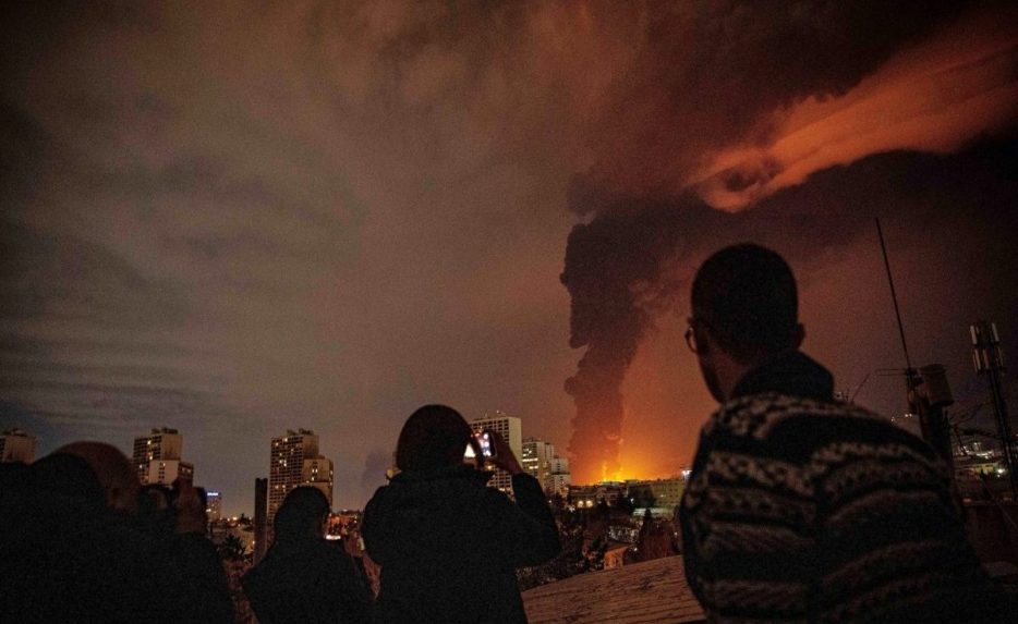 Nálety na ropné sklady a rafinérie majú nebezpečné dôsledky.