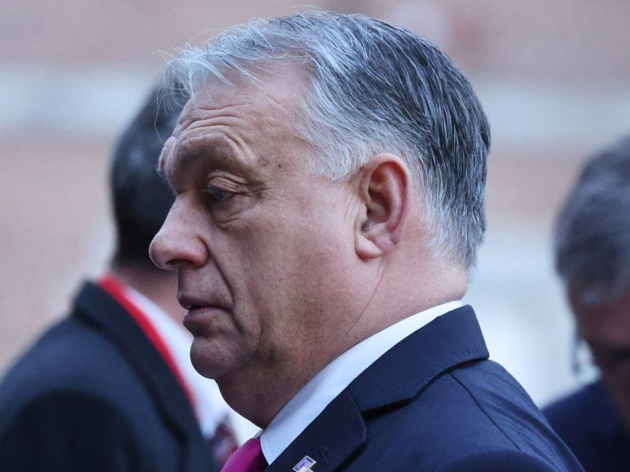 Predvolebný boj v Maďarsku priniesol aj „popravné video“. Opozičným politikom je z neho  „na vracanie“