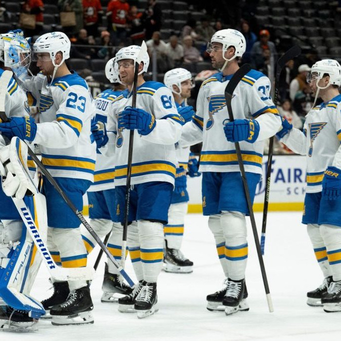 Na snímke hráči St. Louis Blues sa radujú po výhre v zápase zámorskej NHL Anaheim - St. Louis v Anaheime.