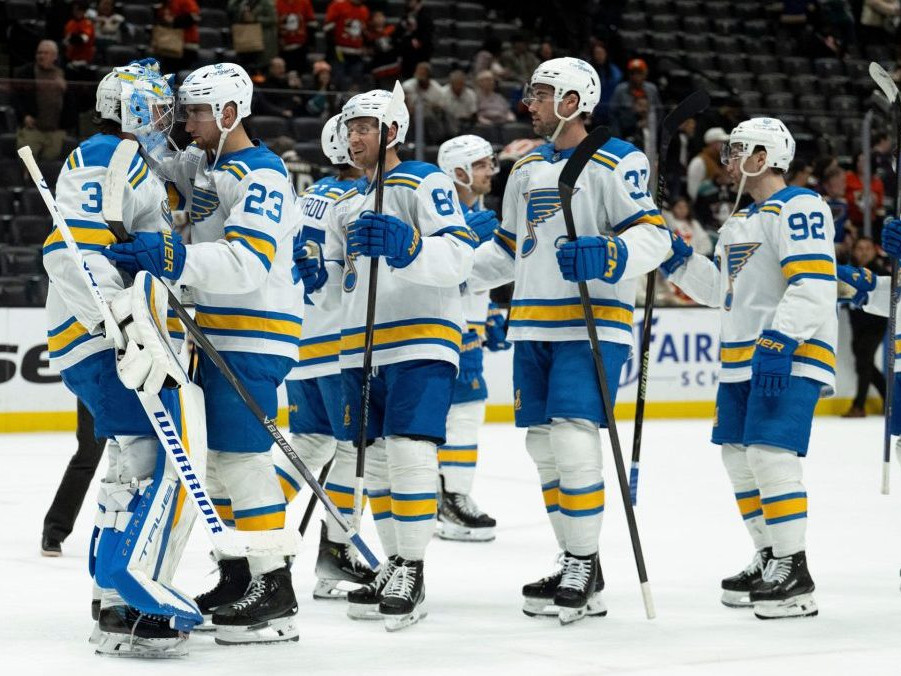 Na snímke hráči St. Louis Blues sa radujú po výhre v zápase zámorskej NHL Anaheim - St. Louis v Anaheime.