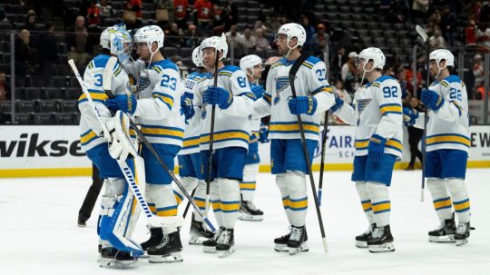 Na snímke hráči St. Louis Blues sa radujú po výhre v zápase zámorskej NHL Anaheim - St. Louis v Anaheime.