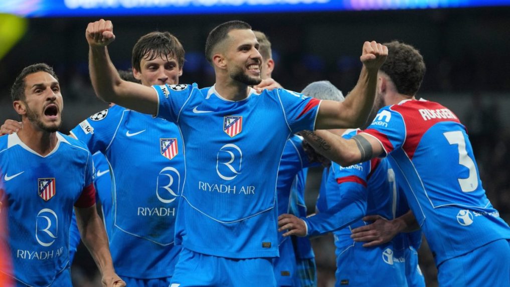 David Hancko oslavuje gól so svojimi spoluhráčmi.