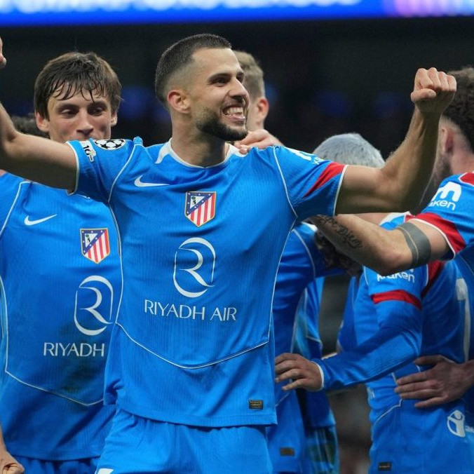 David Hancko oslavuje gól so svojimi spoluhráčmi.