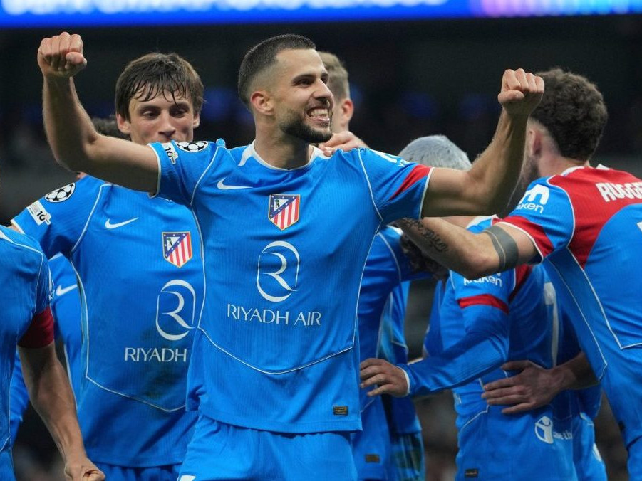 David Hancko oslavuje gól so svojimi spoluhráčmi.