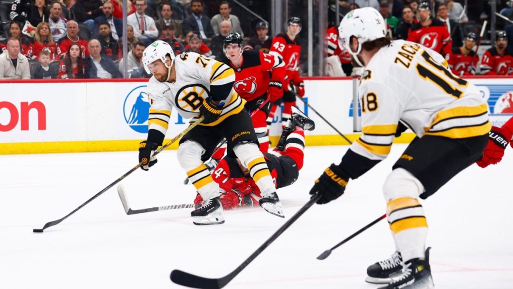 Na snímke Šimon Nemec a hráči Bostonu Bruins Viktor Avidsson a Pavel Zacha.