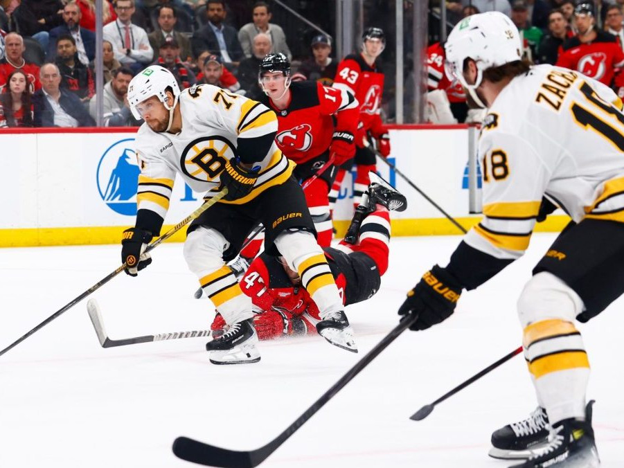 Na snímke Šimon Nemec a hráči Bostonu Bruins Viktor Avidsson a Pavel Zacha.