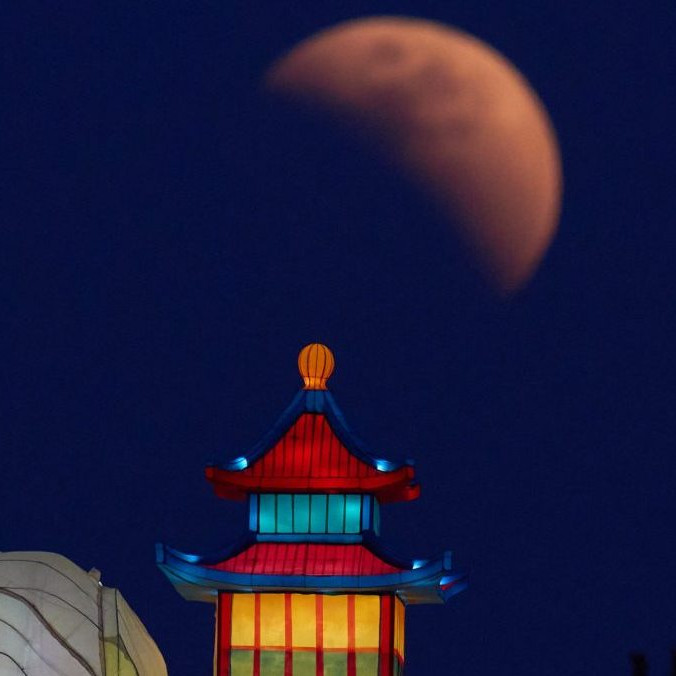 "Krvavý mesiac" na večernej oblohe v Pekingu.