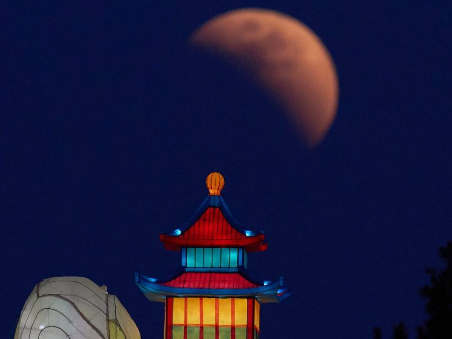 "Krvavý mesiac" na večernej oblohe v Pekingu.