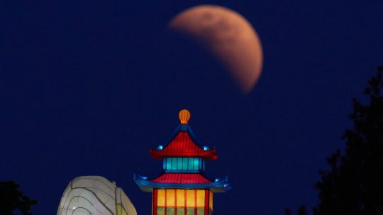 "Krvavý mesiac" na večernej oblohe v Pekingu.