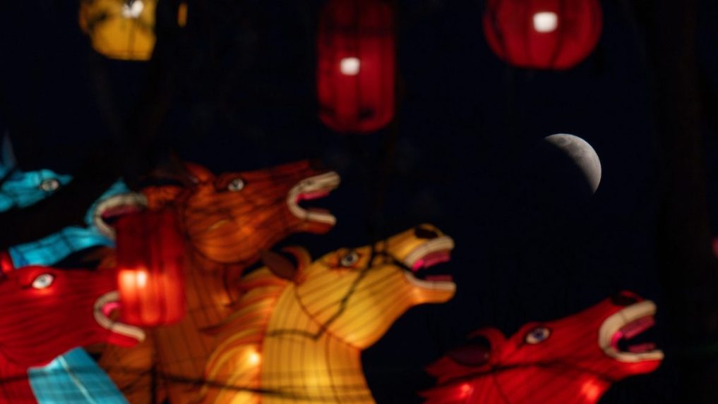 "Krvavý mesiac" na večernej oblohe v Pekingu.