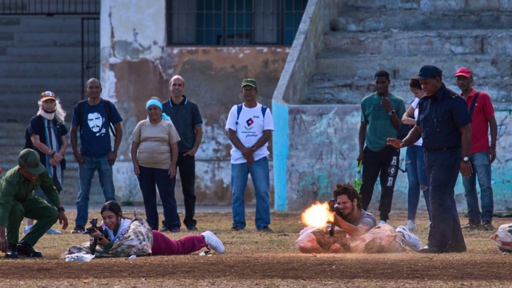 Civilisti z Kuby strieľajú so slepými nábojmi.