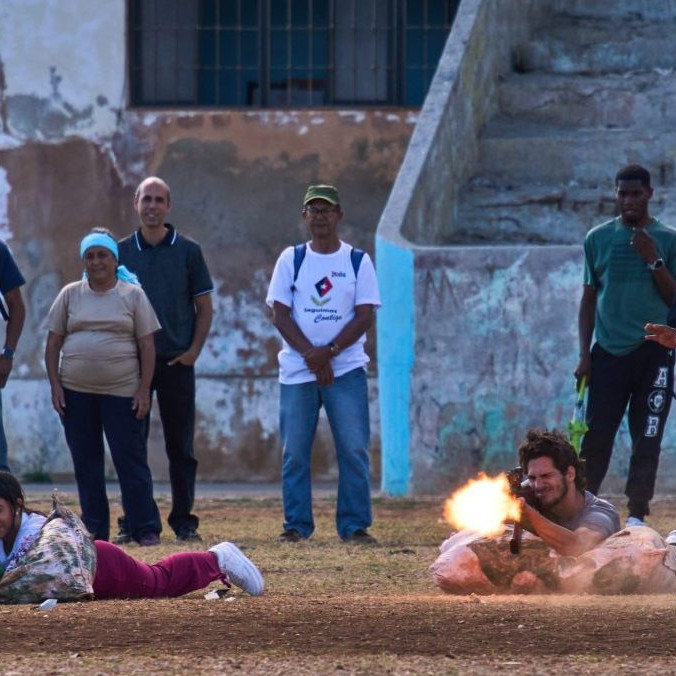 Civilisti z Kuby strieľajú so slepými nábojmi.