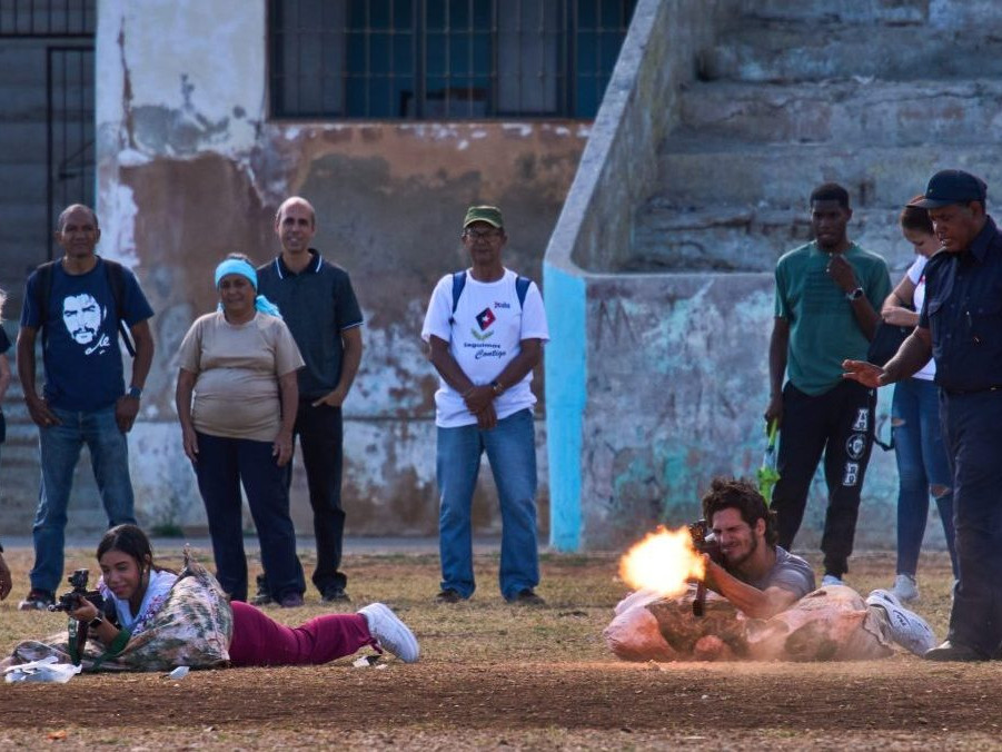 Civilisti z Kuby strieľajú so slepými nábojmi.