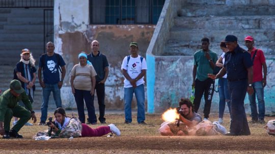 Civilisti z Kuby strieľajú so slepými nábojmi.