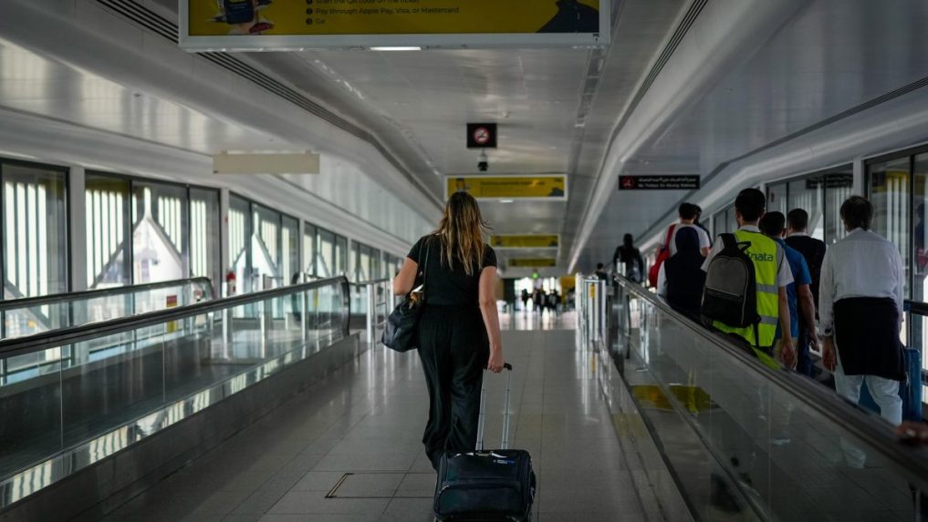 Pasažierka kráča na medzinárdnom letisku v Dubaji.