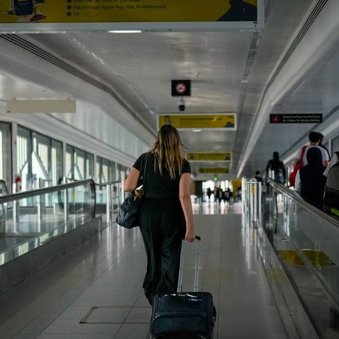 Pasažierka kráča na medzinárdnom letisku v Dubaji.