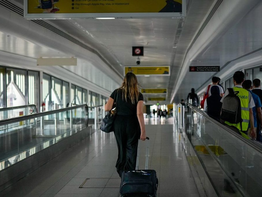 Pasažierka kráča na medzinárdnom letisku v Dubaji.
