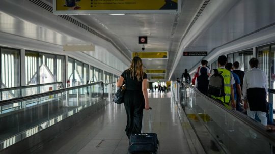 Pasažierka kráča na medzinárdnom letisku v Dubaji.