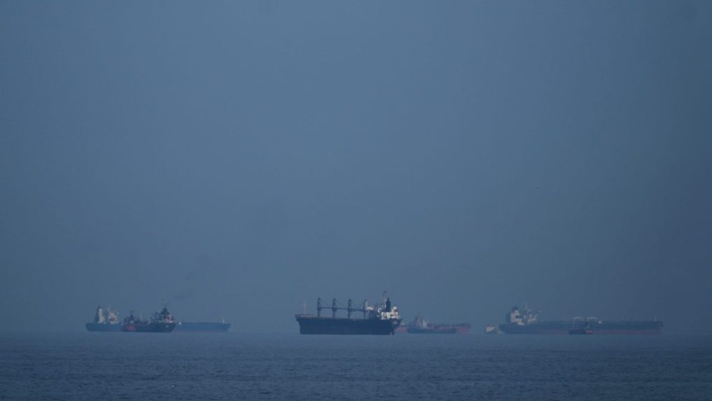Ropné tankery a nákladné lode v Hormuzskom prielive.