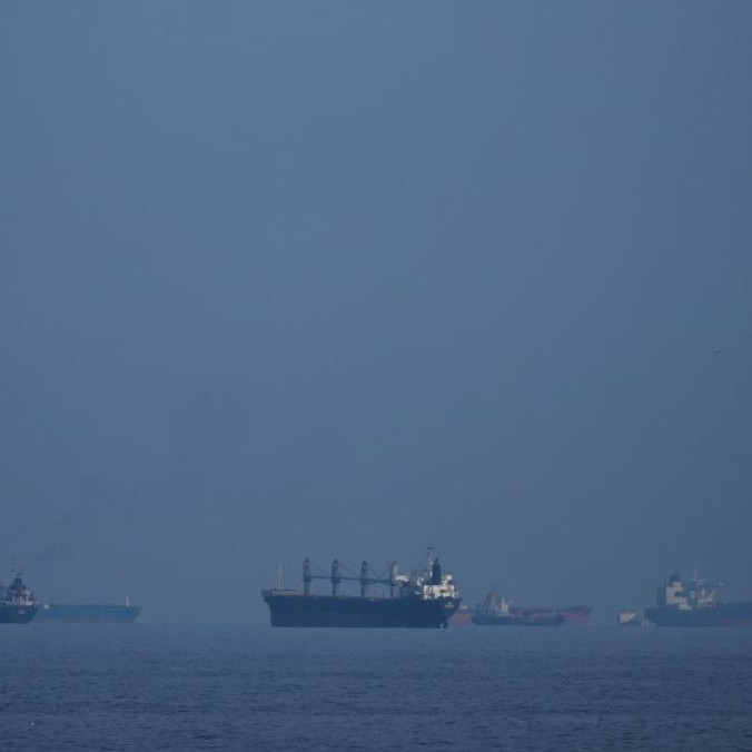 Ropné tankery a nákladné lode v Hormuzskom prielive.