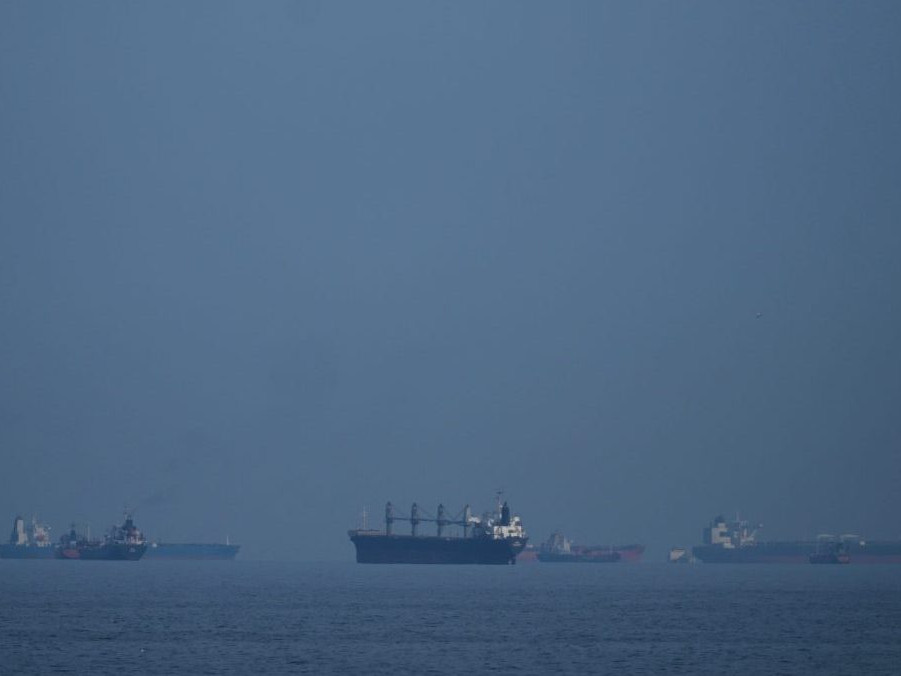 Ropné tankery a nákladné lode v Hormuzskom prielive.