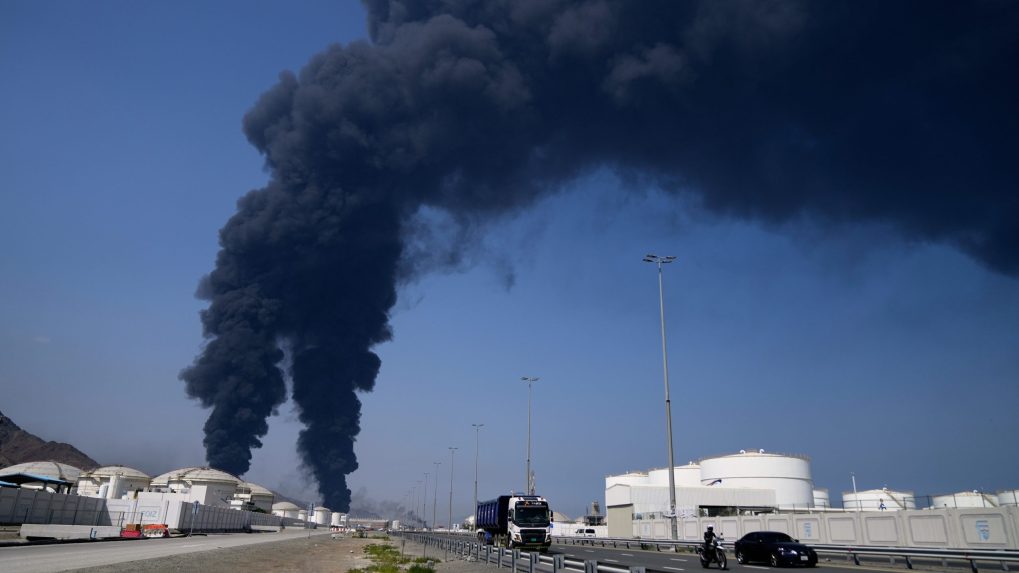 Oblaky tmavého čierneho dymu boli vidieť vychádzajúce z emirátu Fudžajra.