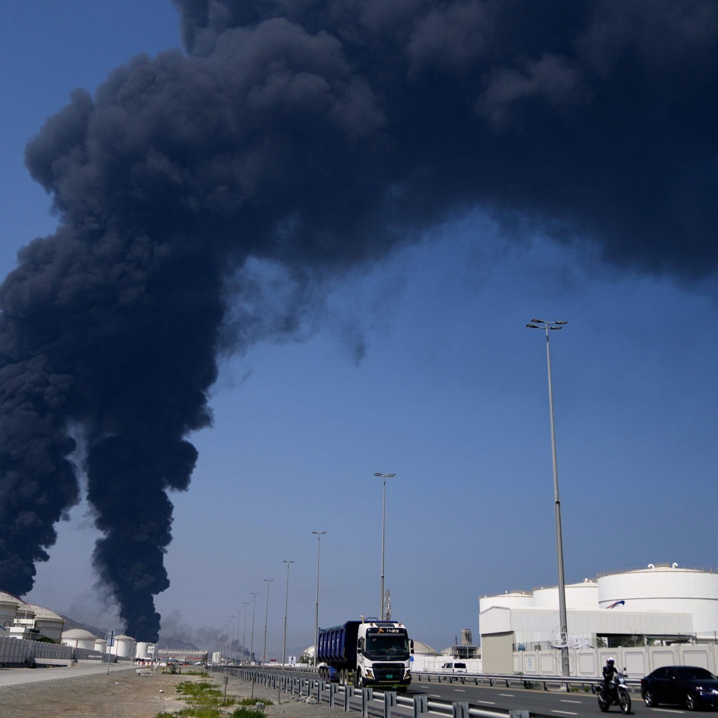 Oblaky tmavého čierneho dymu boli vidieť vychádzajúce z emirátu Fudžajra.