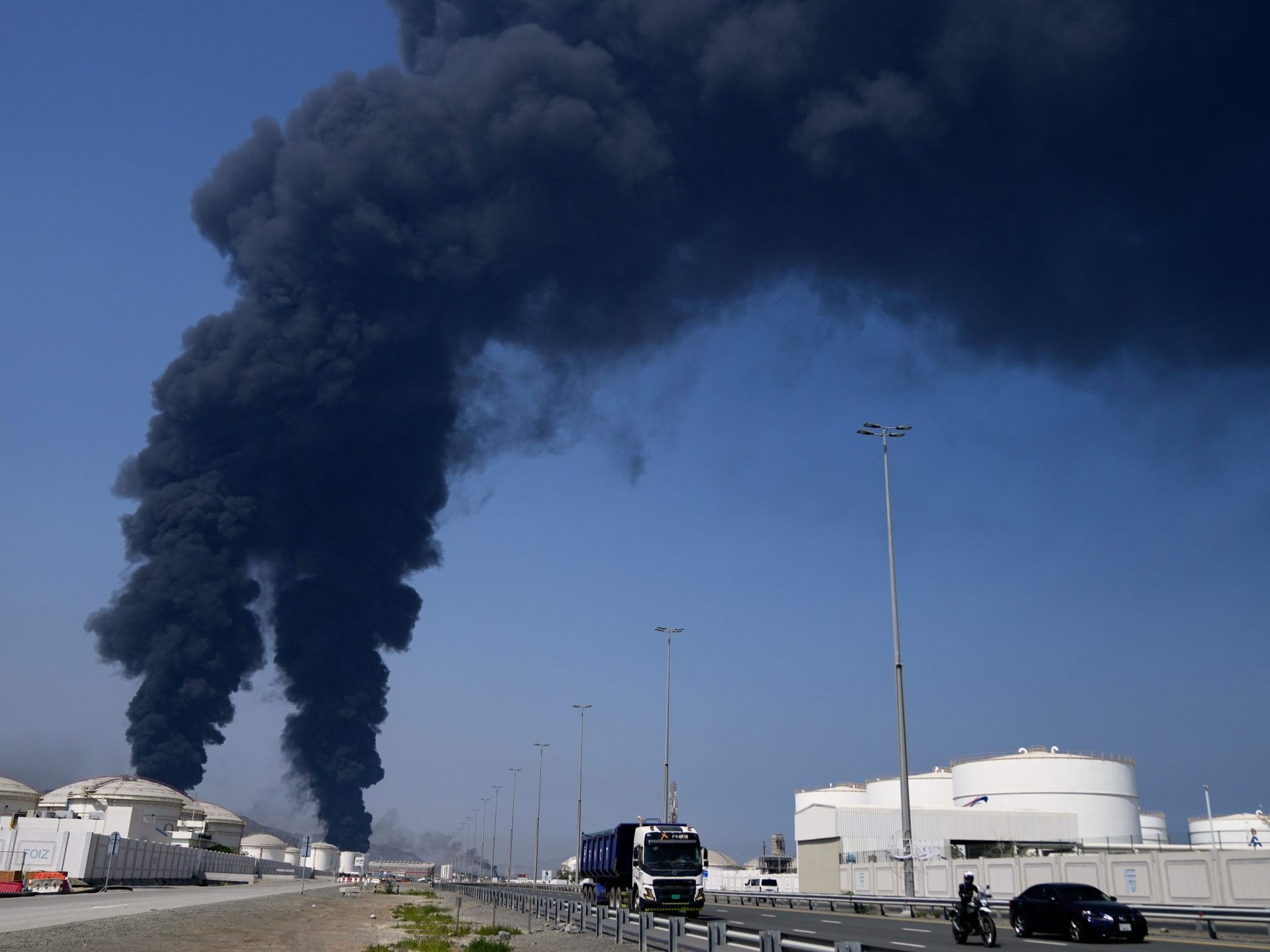 Oblaky tmavého čierneho dymu boli vidieť vychádzajúce z emirátu Fudžajra.