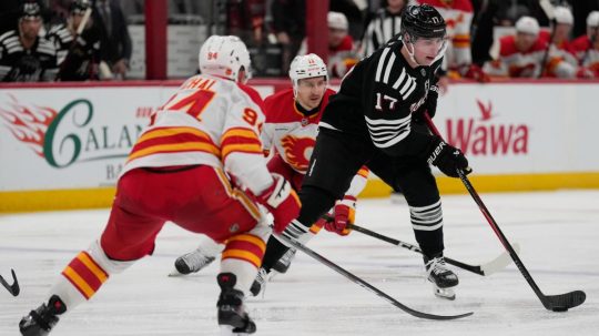 Šimon Nemec počas zápasu proti Calgary Flames.