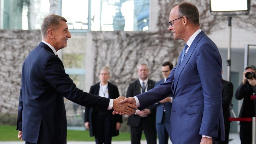 Na snímke český premiér Andrej Babiš (vľavo) a nemecký kancelár Friedrich Merz.