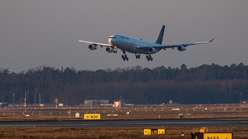 Na snímke pristáva lietadlo.