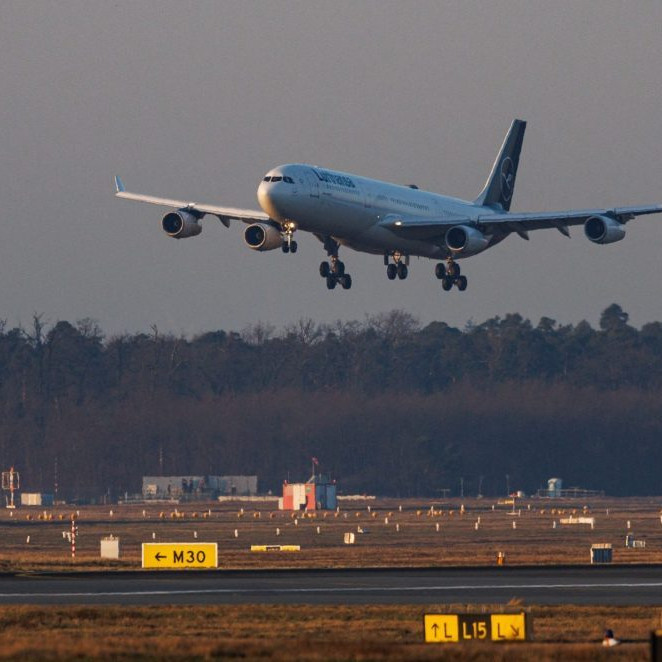 Na snímke pristáva lietadlo.