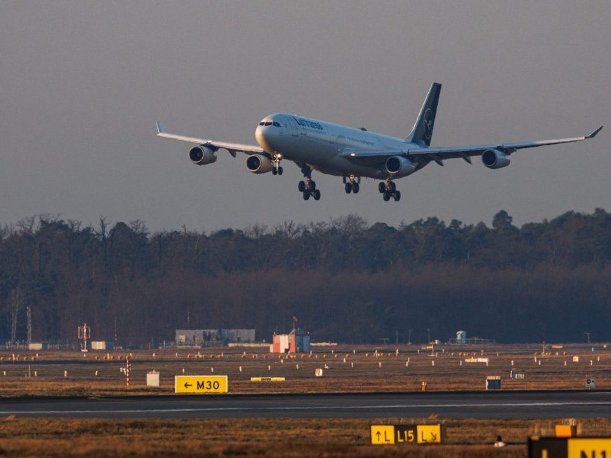 Na snímke pristáva lietadlo.