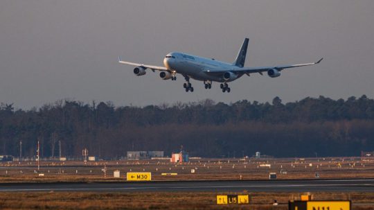 Na snímke pristáva lietadlo.