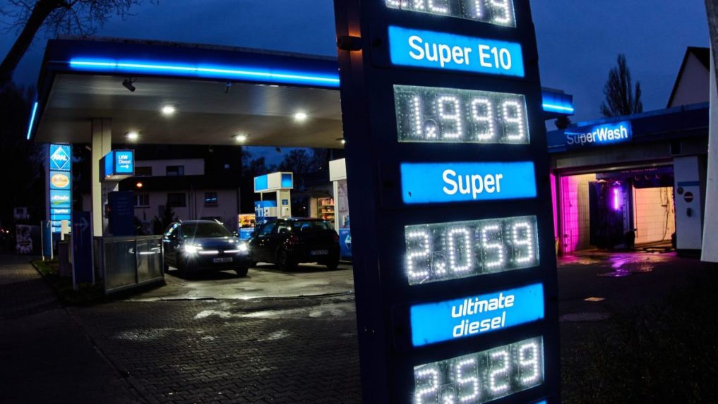 Na snímke tabuľa s cenami pohonných látok na čerpacej stanici vo Frankfurte.