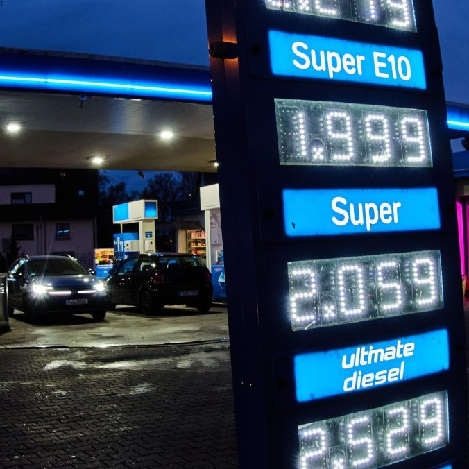 Na snímke tabuľa s cenami pohonných látok na čerpacej stanici vo Frankfurte.