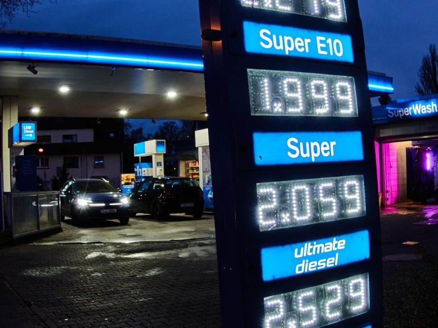 Na snímke tabuľa s cenami pohonných látok na čerpacej stanici vo Frankfurte.