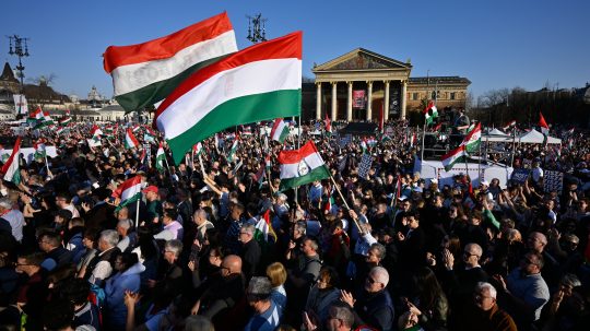Počas štátneho sviatku v Maďarsku vyšli do ulíc davy ľudí.