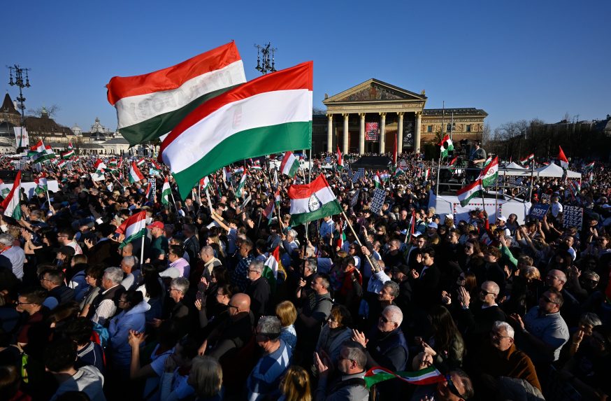 Počas štátneho sviatku v Maďarsku vyšli do ulíc davy ľudí.