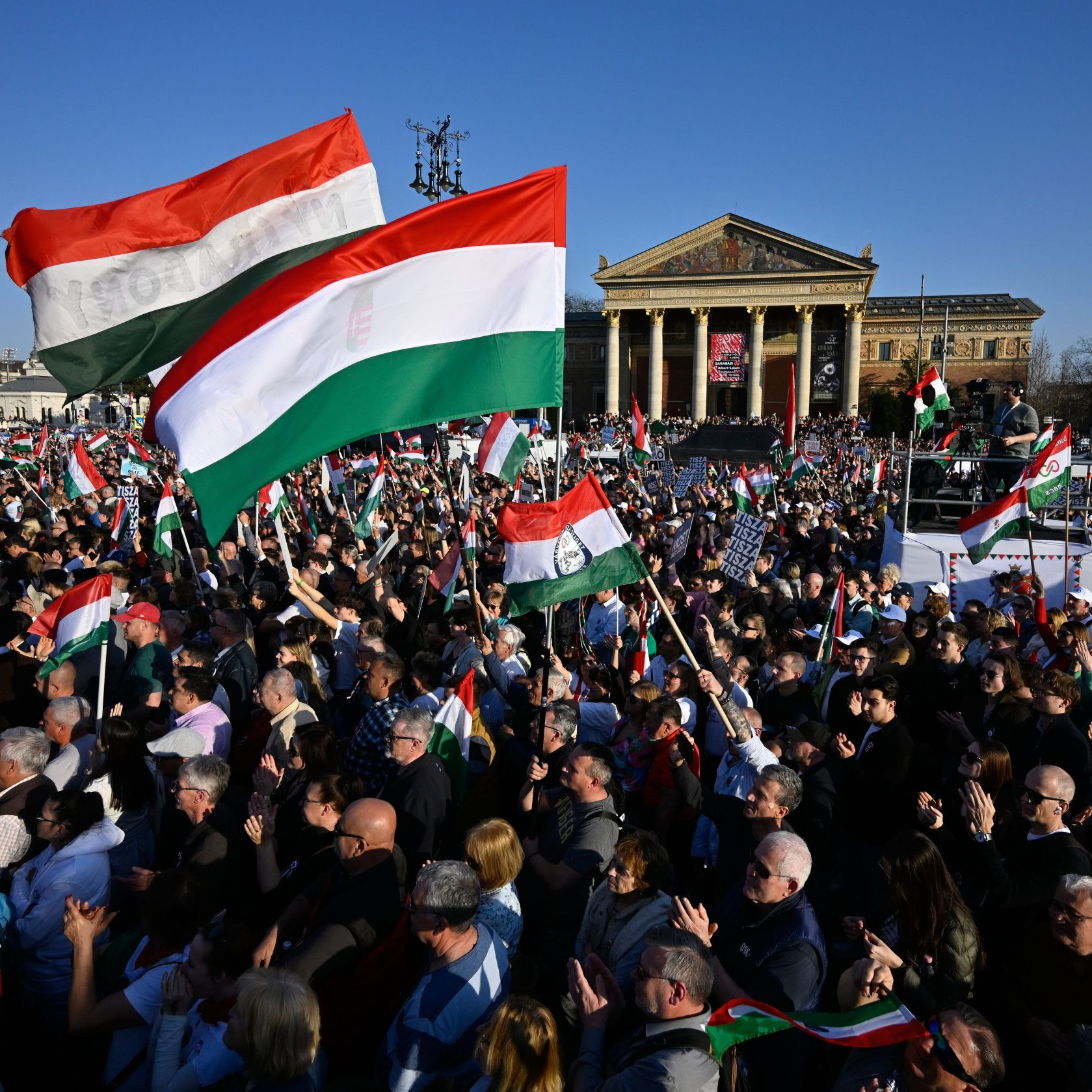 Počas štátneho sviatku v Maďarsku vyšli do ulíc davy ľudí.