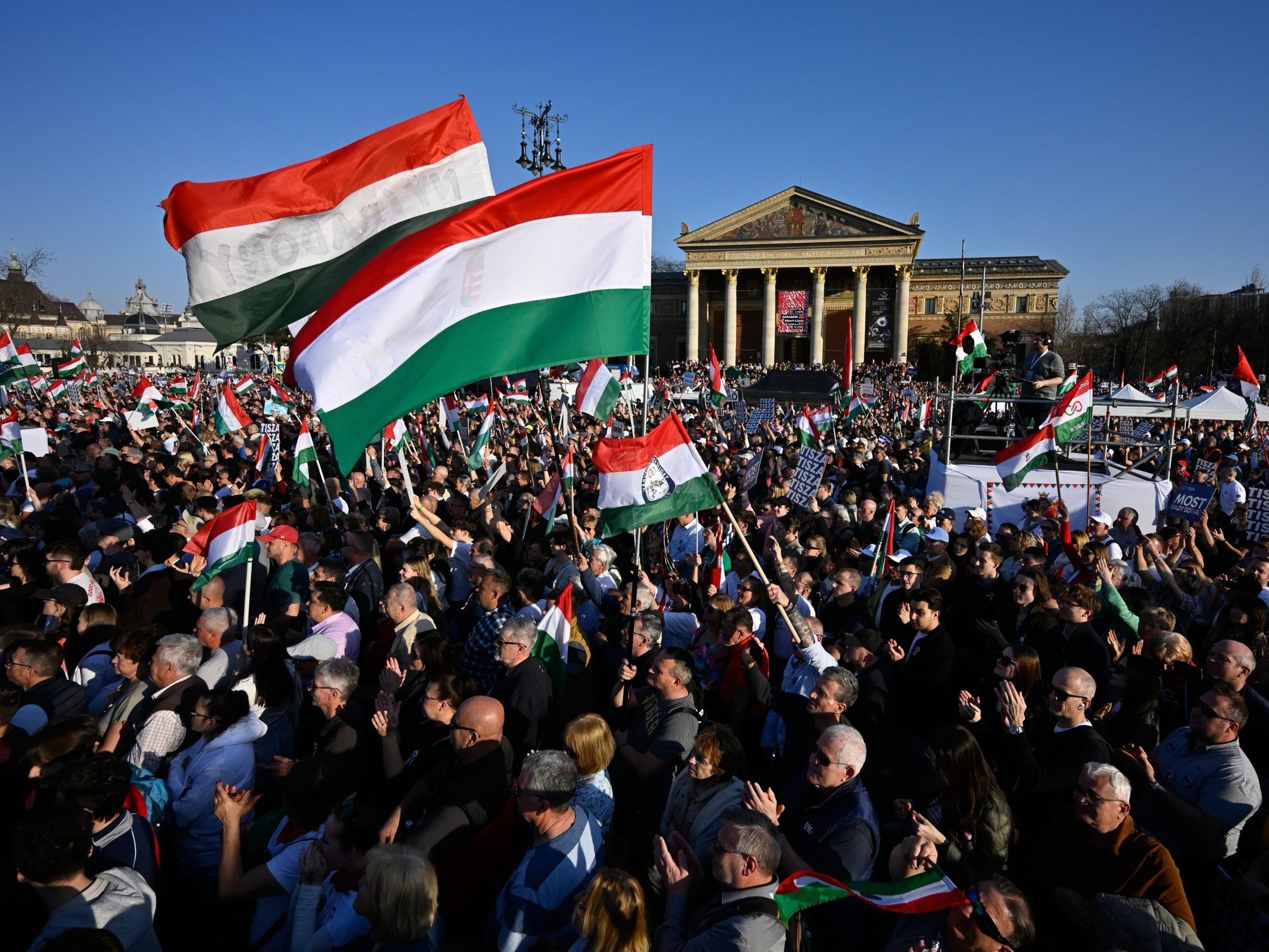 Počas štátneho sviatku v Maďarsku vyšli do ulíc davy ľudí.