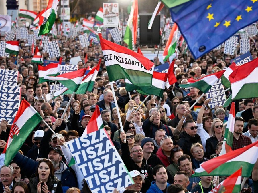 Podporovatelia maďarskej opozičnej strany Tisza.