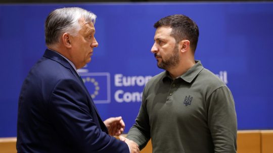 Archívna snímka Viktora Orbána a Volodymyra Zelenského.