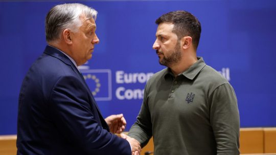 Zľava maďarský premiér Viktor Orbán a ukrajinský prezident Volodymyr Zelenskyj.
