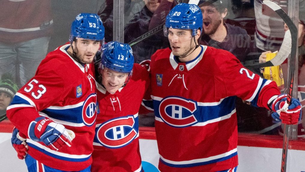 Vpravo &uacute;točn&iacute;k Juraj Slafkovsk&yacute; so spoluhr&aacute;čmi z Montrealu Canadiens.