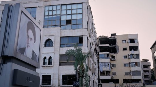 Na snímke budova v Libanone po izraelskom zásahu.