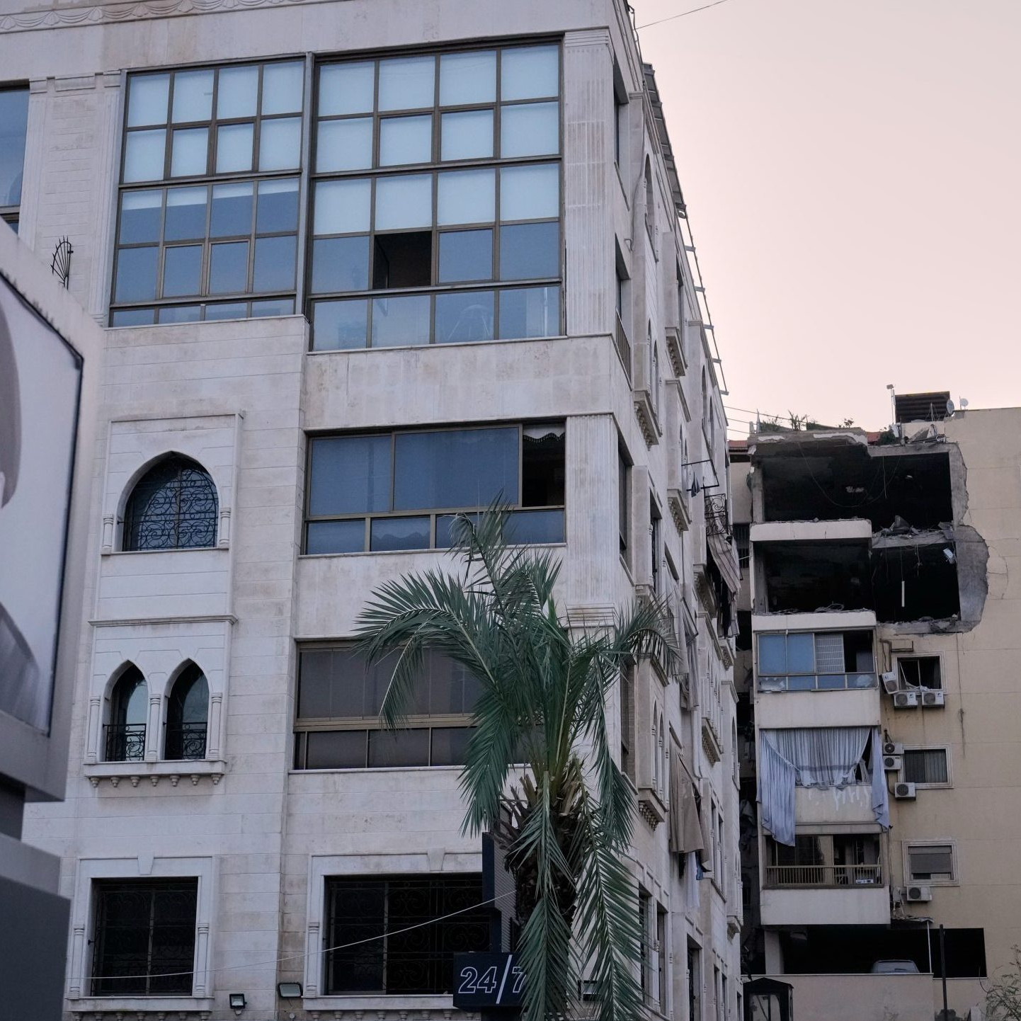 Na snímke budova v Libanone po izraelskom zásahu.