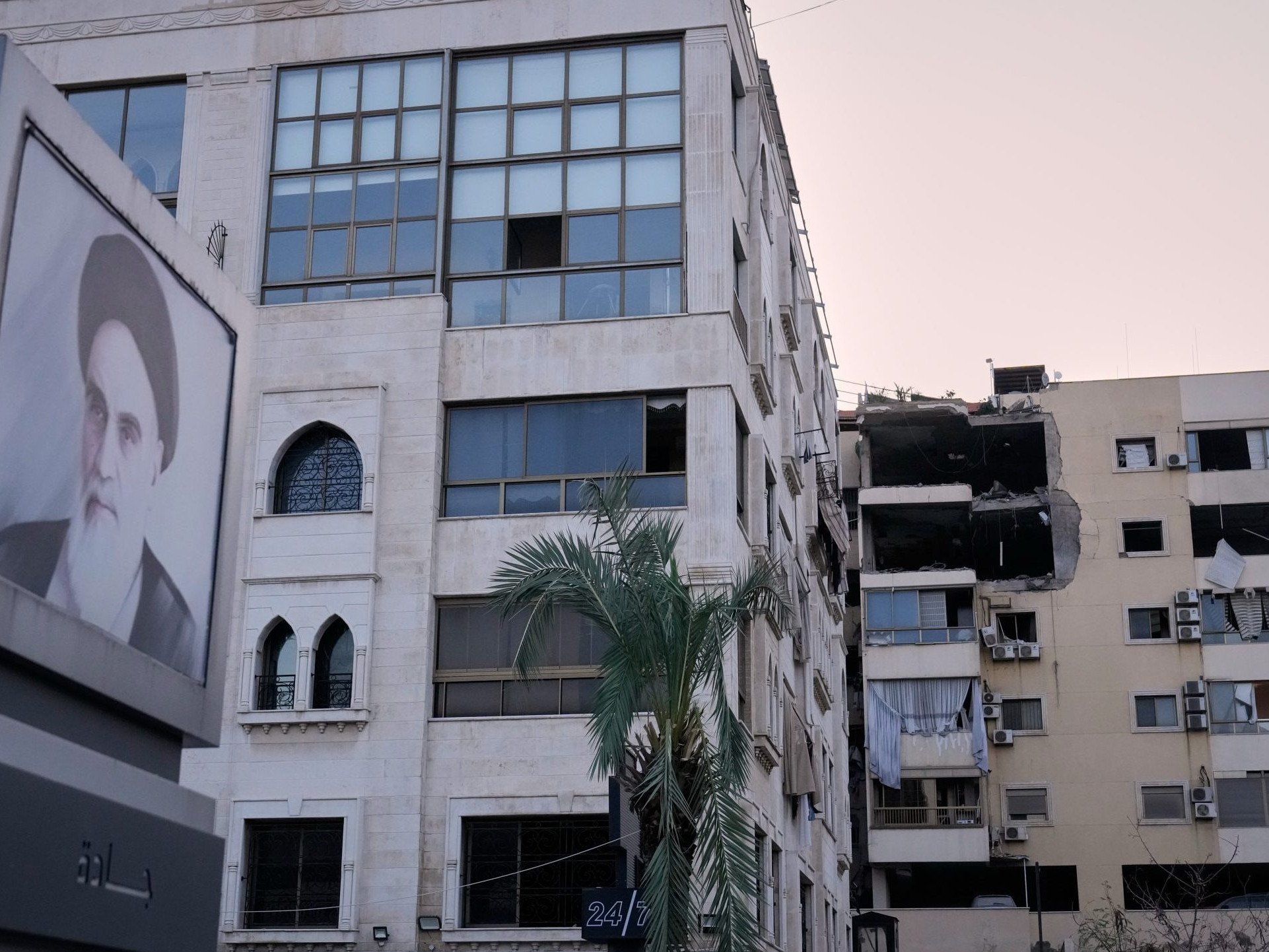 Na snímke budova v Libanone po izraelskom zásahu.